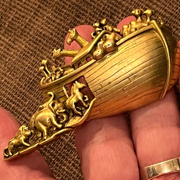 New old stock vintage Noah’s Ark signed AJC brooch pin - Picture 2 of 7